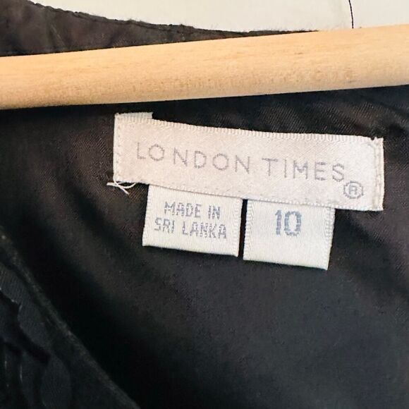 LONDON TIMES Black Jacquard Stretch Cocktail Dress Rosette Neckline Size 10 - Picture 5 of 9